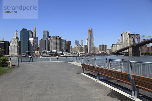 Vor kurzem eröffnete Pier 1  Teil der Brooklyn Bridge Park  Brooklyn  New York City  USA  Nordamerika