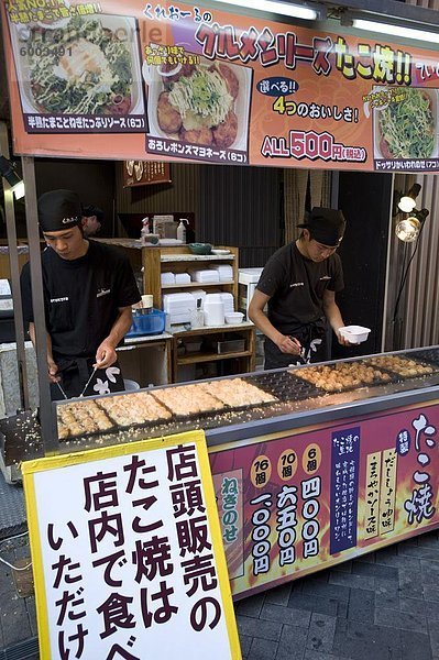 Takoyaki (Octopus Bälle) stehen in Dotonbori Unterhaltung Bezirk von Namba  Osaka  Japan  Asien