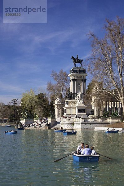 Bootfahren am Bootfahren See von El Estanque im Frühlingssonnenschein  Parque del Retiro (Retiro Park)  Madrid  Spanien  Europa