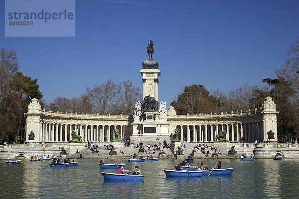 Besucher und Touristen genießen den Bootfahren See im Frühlingssonnenschein  Retiro Park  Madrid  Spanien  Europa