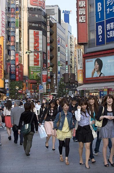 Geschäftigen Einkaufsviertel Shinjuku-Dori Straße in der Nähe von East Shinjuku Zug Bahnhof  Tokio  Japan  Asien