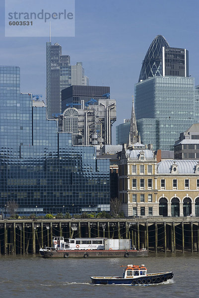 Ein Blick auf die City of London  der Blick über die Themse von London Bridge  London  England  Vereinigtes Königreich  Europa