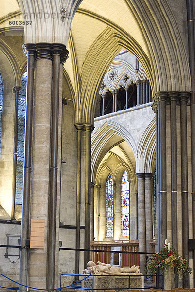 Ein Blick auf das Innere der Kathedrale von Salisbury mit Grab und Bildnis eines alten Ritters  Salisbury  Wiltshire  England  Vereinigtes Königreich  Europa