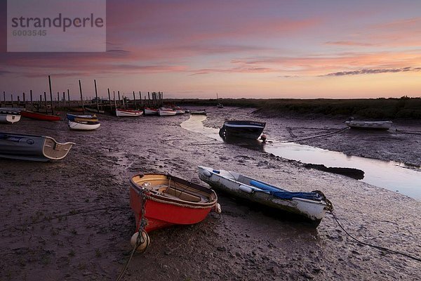 Einen schönen Sonnenaufgang am Morston Quay  North Norfolk  England  Vereinigtes Königreich  Europa