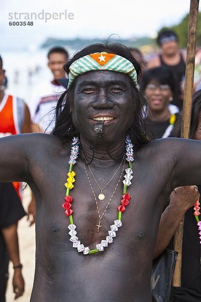 Mann bedeckt in schwarzer Ruß  Ati-Atihan Parade entlang White Beach  während der jährlichen Ati-Atihan Festival  Boracay  Aklan  Philippinen  Südostasien  Asien