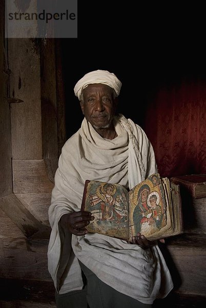 Kloster Debre Maryam  Priester zeigt sich ein altes Manuskript  Lake Tana  Äthiopien  Afrika