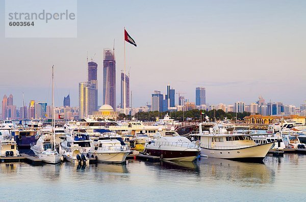 City Skyline von Abu Dhabi International Marine Sports Club  Abu Dhabi  Vereinigte Arabische Emirate  Naher Osten