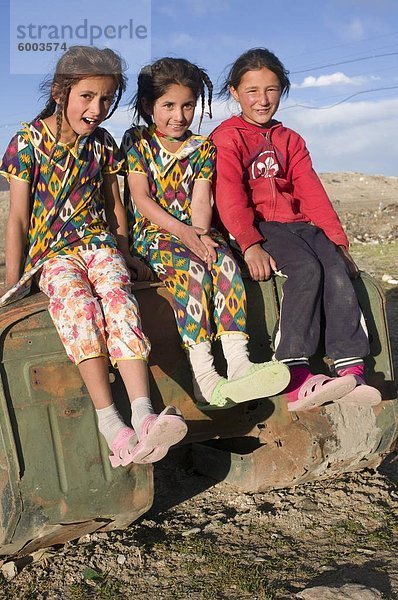 Drei lächelnd mädchen posiert für die Kamera  Region  Tadschikistan  Zentralasien  Asien