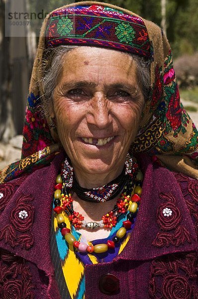 Porträt von lächelnd alten Pamiri Frau  Langar  Wakhan-Korridor  der Pamir  Tadschikistan  Zentralasien  Asien