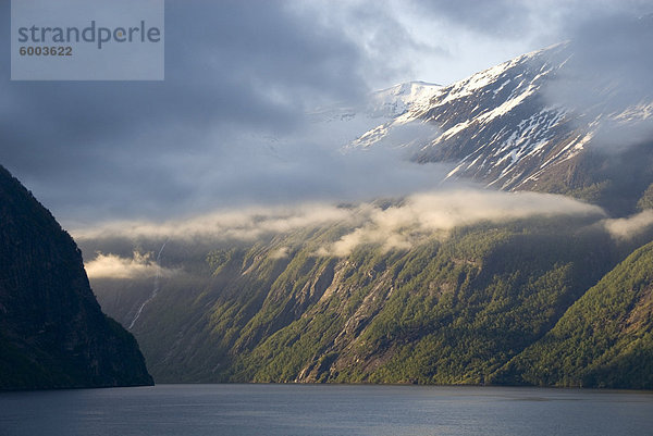 Wolken hängen in den schmalen Eingang aus dem Sunnylvsfjord und dem Storfjord  Geiranger Fjord  UNESCO Weltkulturerbe  Westküste  Norwegen  Skandinavien  Europa