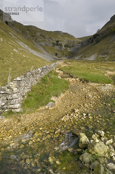 Eingang zum Malham Cove mit bedrohlichen Wolken Aufwand  Yorkshire  England  Vereinigtes Königreich  Europa