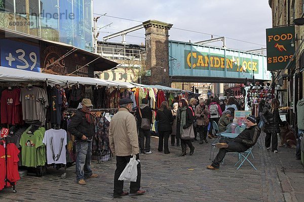 Shopper besuchen Sie den Markt am Camden Lock in London  England  Vereinigtes Königreich  Europa