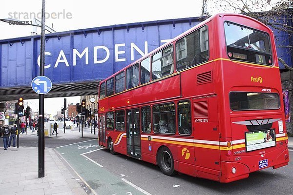 Ein roter Doppeldecker-Bus fährt auf den Bereich Camden Town  London  England  Vereinigtes Königreich  Europa