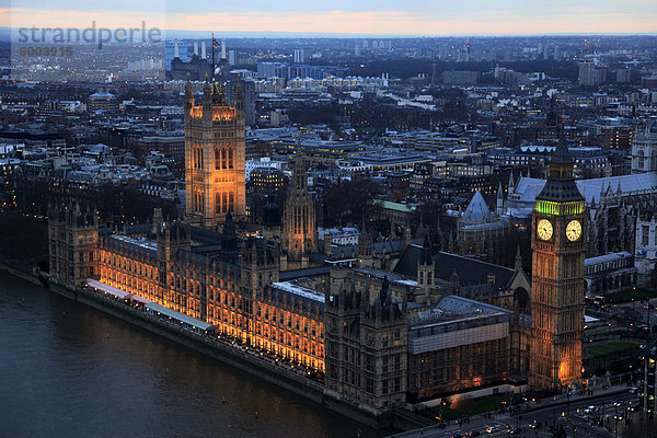 hoch oben Europa Winter Abend über London Hauptstadt Fluss Themse Palast Schloß Schlösser groß großes großer große großen Westminster Ansicht Mittelpunkt Big Ben UNESCO-Welterbe Luftbild Fernsehantenne England