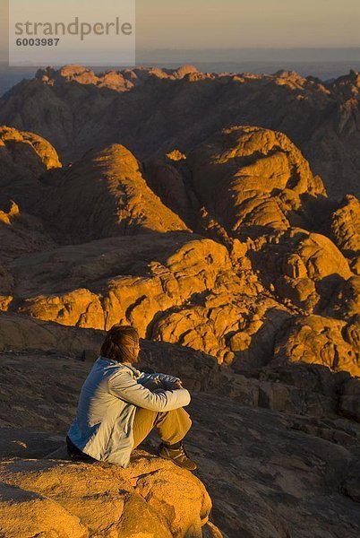 Tourist beobachten den Sonnenaufgang auf dem Berg Sinai  Ägypten  Nordafrika  Afrika