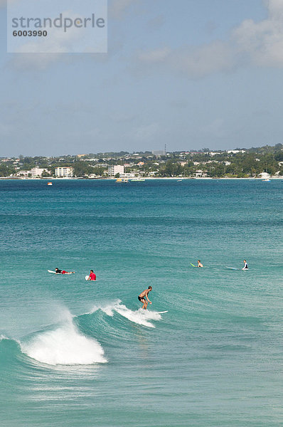 Surfer am Enterprise Point  Barbados  Windward-Inseln  West Indies  Caribbean  Mittelamerika