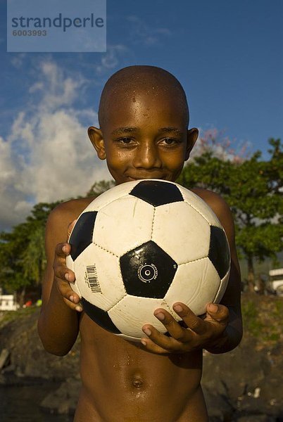 Ein dunklen enthäutet junge lächelnd und halten einen Fußball  Grand Comore  Komoren  Moroni  Afrika