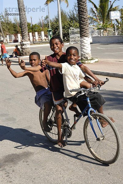 Glücklich jungen Fahrrad durch die Straßen von Toliara  Madagaskar  Afrika