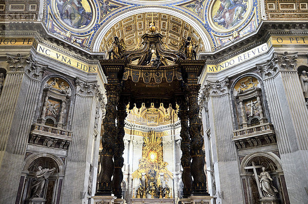 Innenansicht des Petersdom  Piazza San Pietro (St. Peter's Square)  Vatikanstadt  Rom  Latium  Italien  Europa