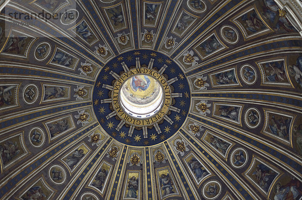 Innenansicht des Petersdom  Piazza San Pietro (St. Peter's Square)  Vatikanstadt  Rom  Latium  Italien  Europa