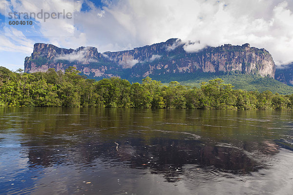 Landschaft auf Bootsfahrt zum Salto Angel  Canaima-Nationalpark  Hochland von Guayana  Venezuela  Südamerika