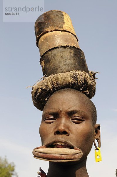 Traditionelle Mursi-Frau mit Lip-Platten  Omo-Tal  Äthiopien  Äthiopien  Afrika