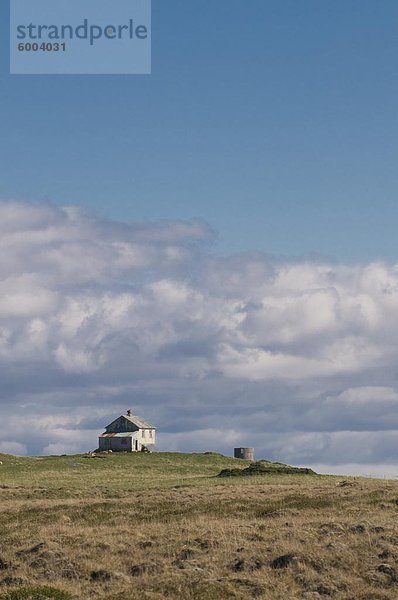 Einsamer Bauernhof unter ein Dramatischer Himmel  Island  Polarregionen