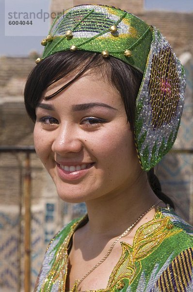 Junge glücklich Braut  Shakrisabz  Usbekistan  Zentralasien  Asien