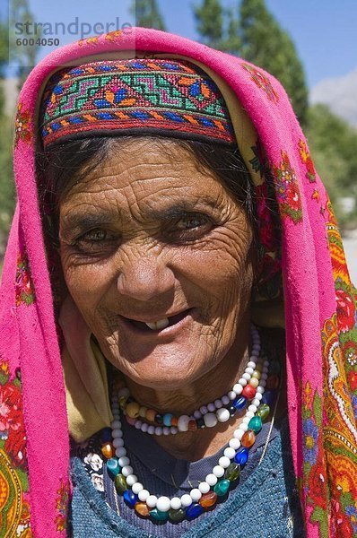 Traditionell gekleideten Pamiri Frau  Wakhan-Tal  Tadschikistan  Zentralasien  Asien
