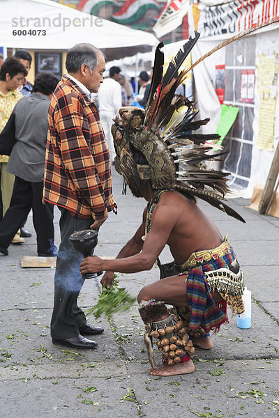 Aztekisches folk Heiler  Schamanen praktizieren  spirituelle Reinigung  Zocalo  Plaza De La Constitucion  Mexiko-Stadt  Mexiko  Nordamerika