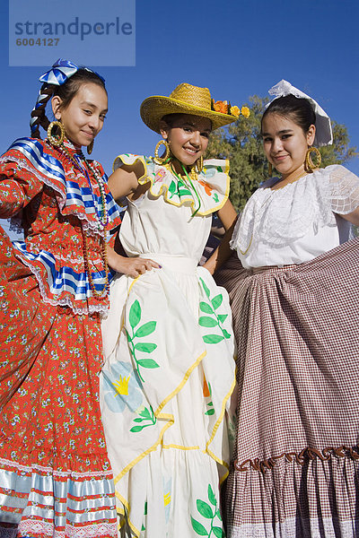 Folkloristischen Tänzerinnen  Tucson Rodeo Parade  Tucson  Arizona  Vereinigte Staaten von Amerika  Nordamerika