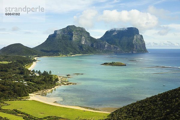 Blick Süden von Kims Lookout auf Mount Lidgbird Links und Mount Gower an der Lagune mit südlichste Korallenriff der Welt  auf dieser 10 km lange vulkanische Insel in der Tasmansee  Lord-Howe-Insel  UNESCO Weltkulturerbe  New South Wales  Australien  Pazifik