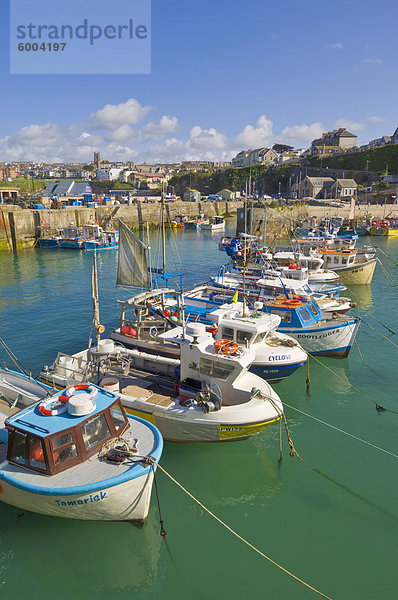 Kleine Fischerboote im Hafen von Flut  Newquay  North Cornwall  England  Vereinigtes Königreich  Europa