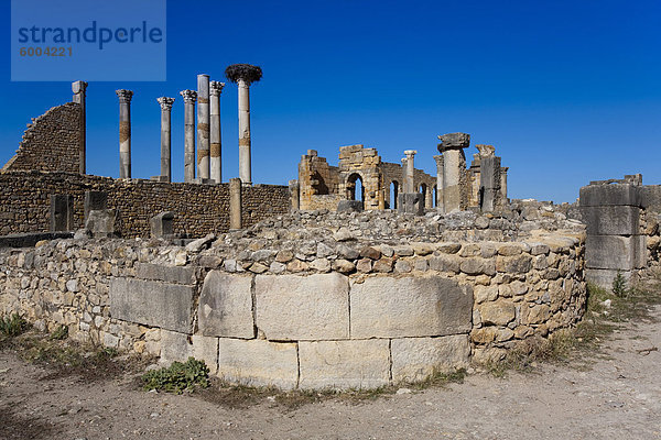 Das Capitol  römische Ruinen  Volubilis  UNESCO Weltkulturerbe  Marokko  Nordafrika  Afrika