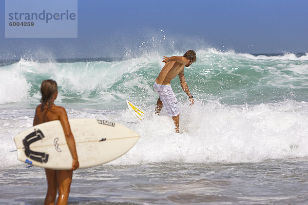 Paar Surfer  Esquinzo Strand  Cotillo  Fuerteventura. Kanarische Inseln  Spanien  Atlantik  Europa