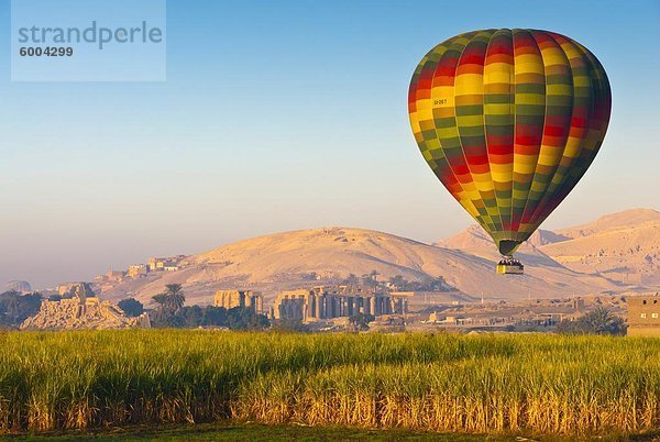 Ballonfahren in der Nähe von das Tal der Könige  Theben  Ägypten  Nordafrika  Afrika