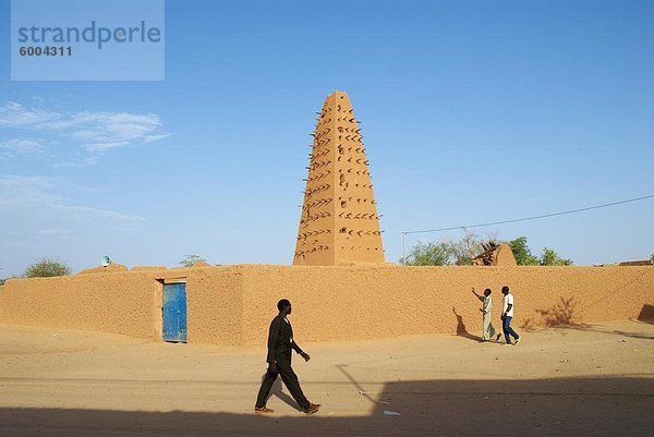 Minarett der großen Moschee gebaut von Schlamm im 16 Jahrhundert  Agadez  Niger  Westafrika  Afrika gegründet