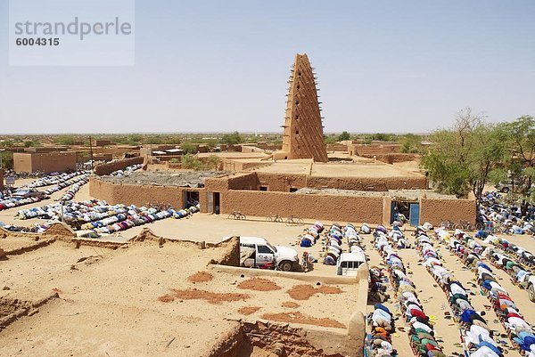 Die große Moschee gebaut von Schlamm  gegründet im 16. Jahrhundert  Agadez  Niger  Westafrika  Afrika