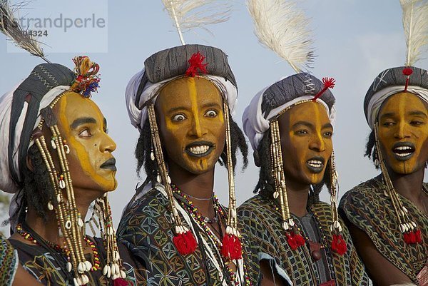 Wodaabe-Bororo Männer mit Gesichtern bemalt bei der jährlichen Gerewol männlichen Schönheitswettbewerb  eine allgemeine Wiedervereinigung von Niger  Westafrika  West African Wodaabe Peuls (Bororo Peul)  Afrika