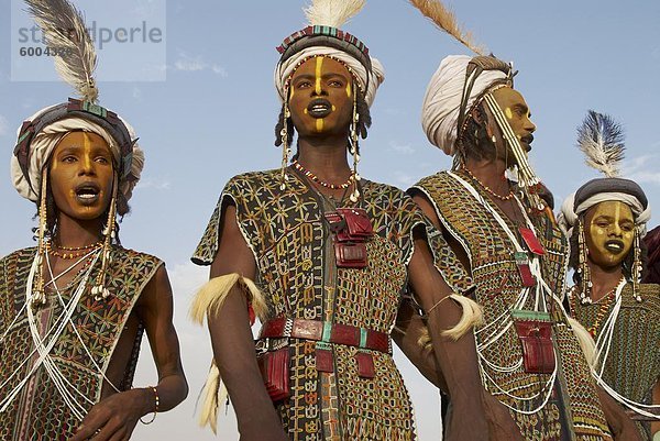 Wodaabe (Bororo) Männer mit Gesichtern bemalt bei der jährlichen Gerewol männlichen Schönheitswettbewerb  eine allgemeine Wiedervereinigung von Niger  Westafrika  West African Wodaabe Peuls (Bororo Peul)  Afrika