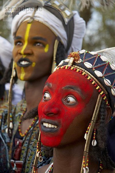 Wodaabe (Bororo) Mann mit seinem Gesicht gemalt an der jährlichen Gerewol männlichen Schönheitswettbewerb  eine allgemeine Wiedervereinigung von Niger  Westafrika  West African Wodaabe Peuls (Bororo Peul)  Afrika