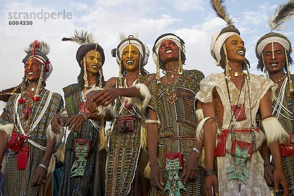 Wodaabe (Bororo) Männer mit Gesichtern bemalt bei der jährlichen Gerewol männlichen Schönheitswettbewerb  eine allgemeine Wiedervereinigung von Niger  Westafrika  West African Wodaabe Peuls (Bororo Peul)  Afrika