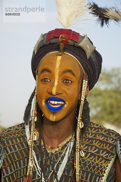 Wodaabe (Bororo) Mann mit seinem Gesicht gemalt an der jährlichen Gerewol männlichen Schönheitswettbewerb  eine allgemeine Wiedervereinigung von Niger  Westafrika  West African Wodaabe Peuls (Bororo Peul)  Afrika