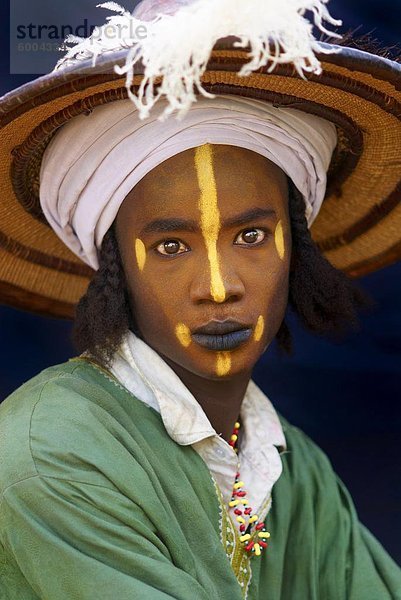 Wodaabe (Bororo) Mann mit seinem Gesicht gemalt an der jährlichen Gerewol männlichen Schönheitswettbewerb  eine allgemeine Wiedervereinigung von Niger  Westafrika  West African Wodaabe Peuls (Bororo Peul)  Afrika