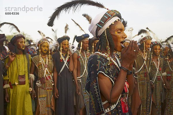 Wodaabe (Bororo) Männer mit Gesichtern bemalt bei der jährlichen Gerewol männlichen Schönheitswettbewerb  eine allgemeine Wiedervereinigung von Niger  Westafrika  West African Wodaabe Peuls (Bororo Peul)  Afrika