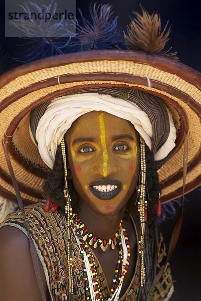 Wodaabe (Bororo) Mann mit seinem Gesicht gemalt an der jährlichen Gerewol männlichen Schönheitswettbewerb  eine allgemeine Wiedervereinigung von Niger  Westafrika  West African Wodaabe Peuls (Bororo Peul)  Afrika