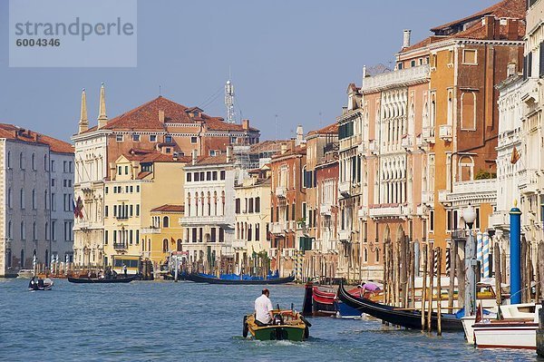 Boot auf dem Canal Grande  Venedig  UNESCO World Heritage Site  Veneto  Italien  Europa