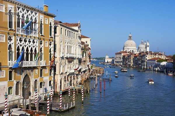 Der Canal Grande und die Kirche Santa Maria della Salute in der Ferne  gesehen von der Academia Brücke  Venedig  UNESCO Weltkulturerbe  Veneto  Italien  Europa