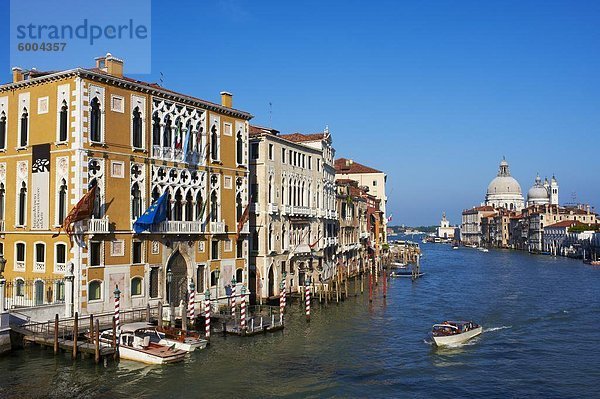 Der Canal Grande und die Kirche Santa Maria della Salute in der Ferne  gesehen von der Academia Brücke  Venedig  UNESCO Weltkulturerbe  Veneto  Italien  Europa