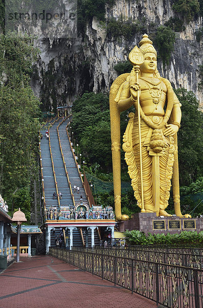 Batu-Höhlen  Hindu-Schrein  mit Statue von Lord Muruguan  Selangor  Malaysia  Südostasien  Asien